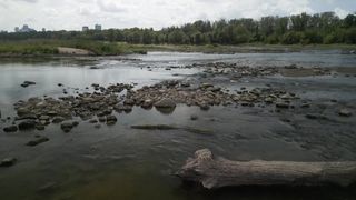 Řeka Visla je ve Varšavě na historickém minimu